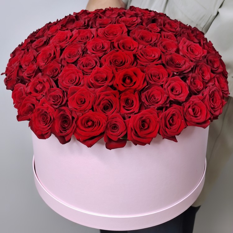 Красные розы в шляпной коробке с доставкой в Кисловодске