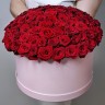 Красные розы в шляпной коробке с доставкой в Кисловодске