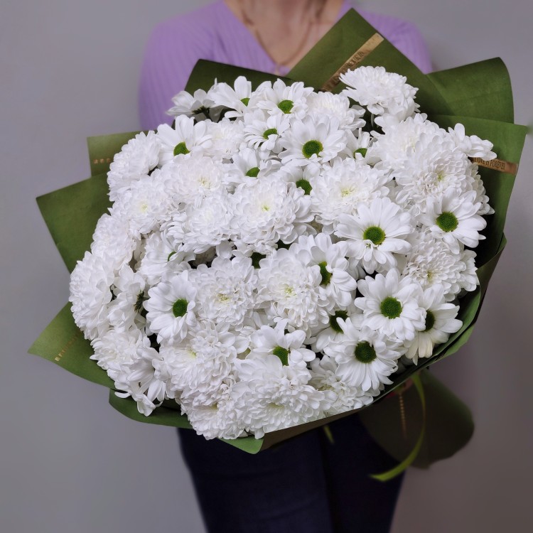 Букет белых хризантем  с доставкой в Кисловодске