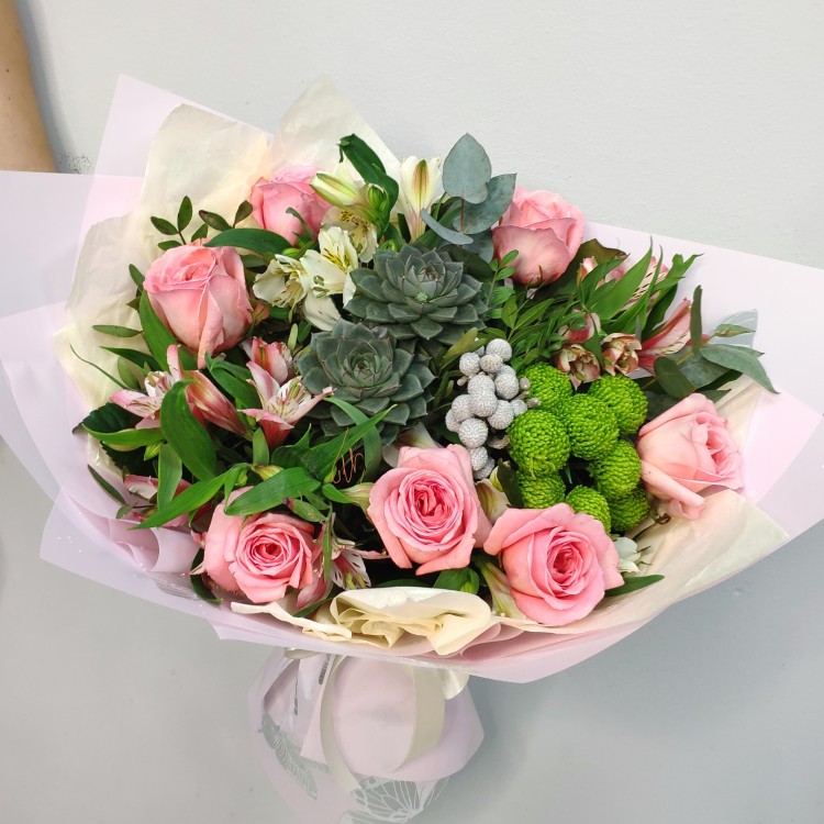 Букет с суккулентами и пионовидными розами с доставкой в Кисловодске