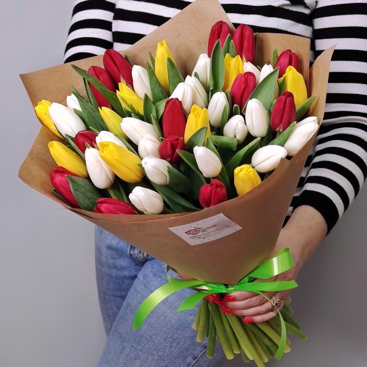 Праздник весны Нарядный букет тюльпанов с доставкой в Кисловодске