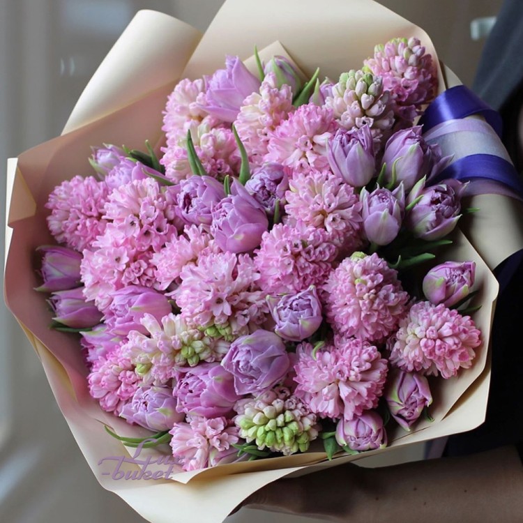Букет гиацинтов с фиолетовыми тюльпанами с доставкой в Кисловодске