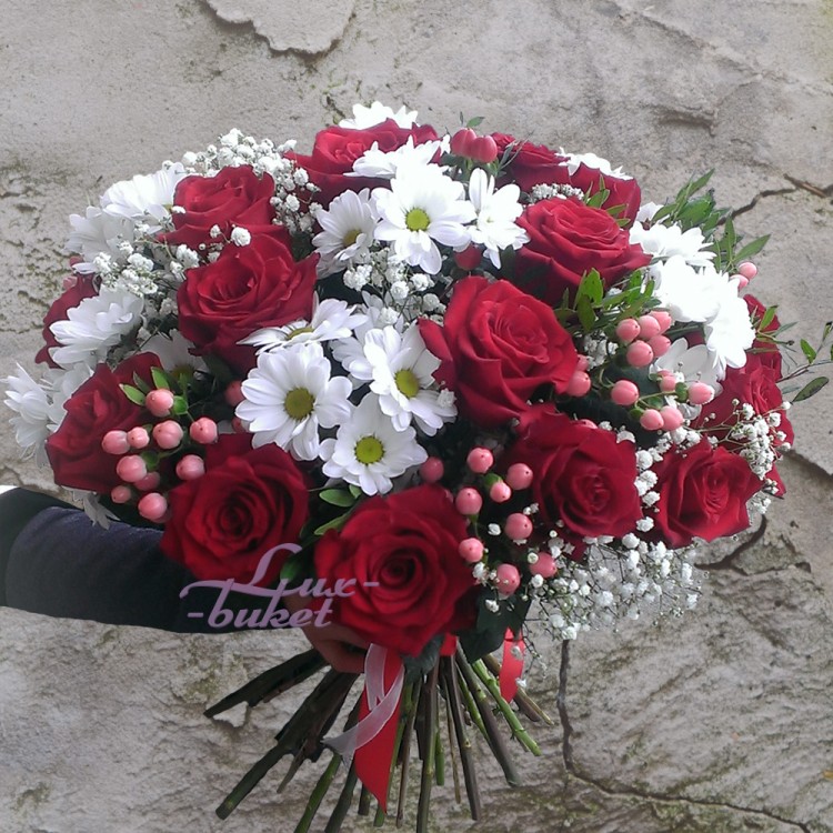Яркий букет из красных роз и ромашковых хризантем  с доставкой в Кисловодске