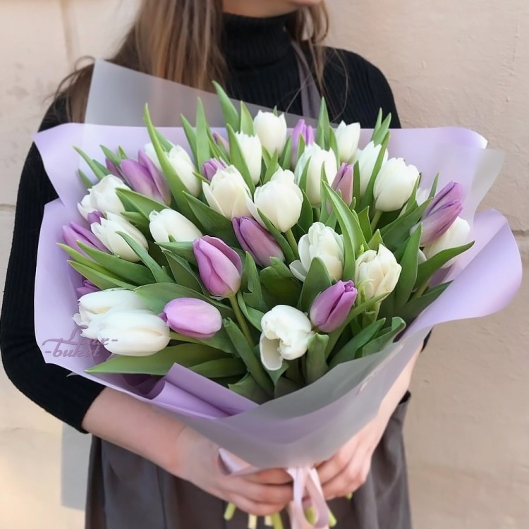 Букет лавандовых и белых тюльпанов с доставкой в Кисловодске