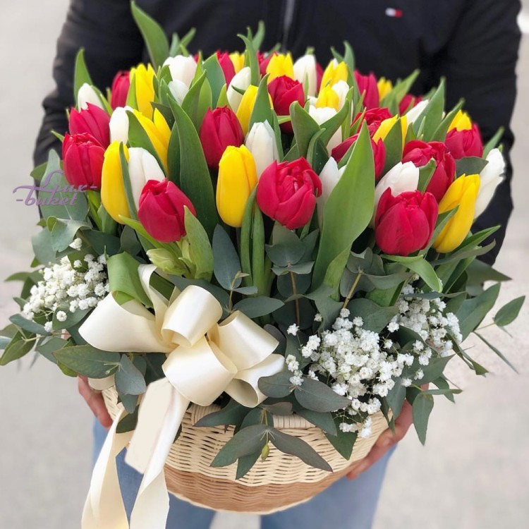 Яркий праздник Корзина с тюльпанами с доставкой в Кисловодске