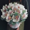 Райские птички Орхидеи в шляпной коробке с доставкой в Кисловодске
