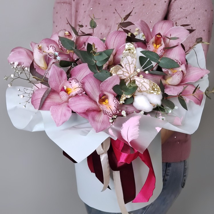 Орхидеи и хлопок в шляпной коробке с доставкой в Кисловодске