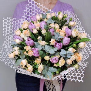 ЛиЛу Фиолетовые тюльпаны и кремовые розы