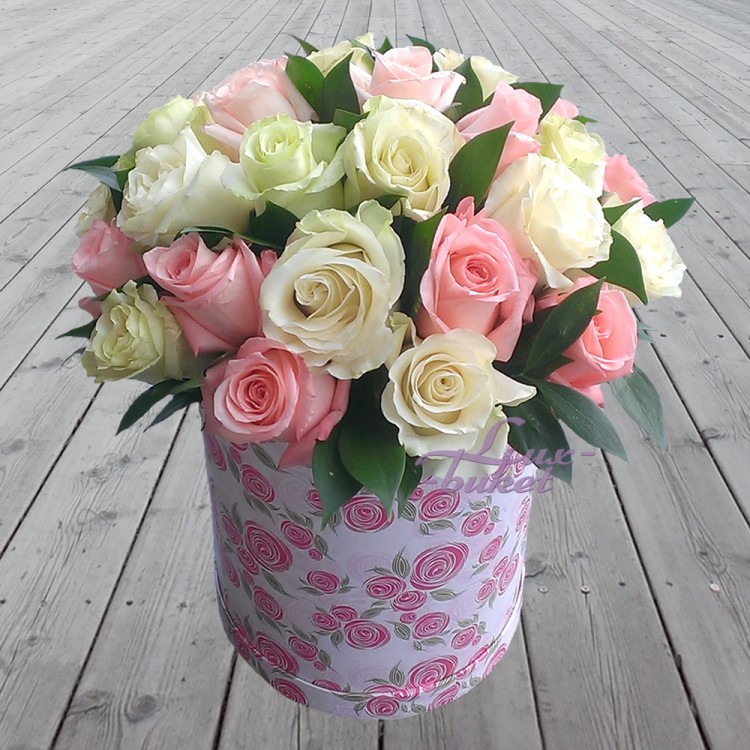 Цветы на счастье Большая коробка крупных роз с доставкой в Кисловодске