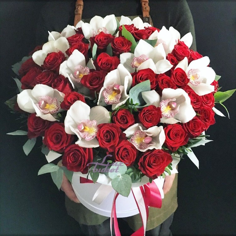 Влюбленность Розы и орхидеи в шляпной коробке с доставкой в Кисловодске