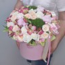 Шляпная коробка с розами и хлопком с доставкой в Кисловодске