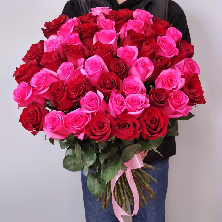 Розы красные и розовые премиум с доставкой в Кисловодске