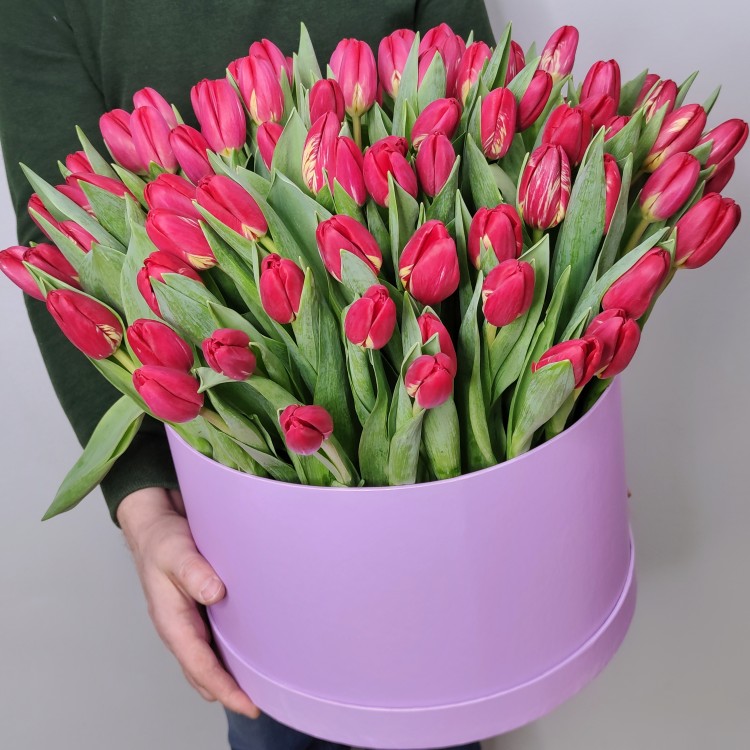 Красно солнышко Тюльпаны в коробке с доставкой в Кисловодске