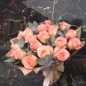 Букет из роз с эвкалиптом Свет зари с доставкой в Кисловодске