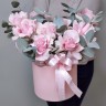 Розовый жемчуг Французские розы в шляпной коробке с доставкой в Кисловодске