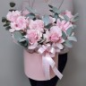 Розовый жемчуг Французские розы в шляпной коробке с доставкой в Кисловодске